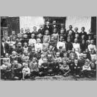 103-0091 Die Schule Starkenberg im Sommer 1911 mit Kantor Wolf.jpg